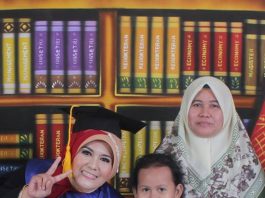 Lulus Cumlaude dan Aktif di Berbagai Kegiatan Sosial