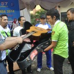 Apoy “Wali” Sumbang Gitar untuk Beasiswa
