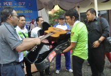 Apoy “Wali” Sumbang Gitar untuk Beasiswa