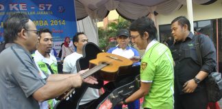Apoy “Wali” Sumbang Gitar untuk Beasiswa