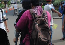 #IVD2015 One Day Doing Something Cool, Together We Care Mengantarkan mahasiswa ke fakultas dengan jasa ojek vespa