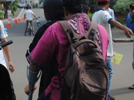 #IVD2015 One Day Doing Something Cool, Together We Care Mengantarkan mahasiswa ke fakultas dengan jasa ojek vespa