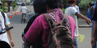 #IVD2015 One Day Doing Something Cool, Together We Care Mengantarkan mahasiswa ke fakultas dengan jasa ojek vespa