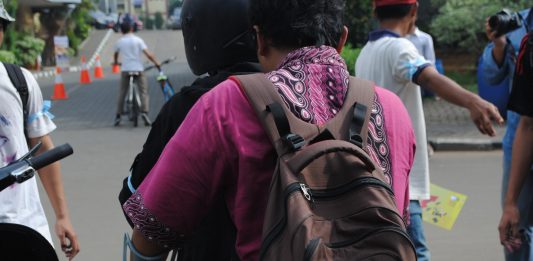 #IVD2015 One Day Doing Something Cool, Together We Care Mengantarkan mahasiswa ke fakultas dengan jasa ojek vespa