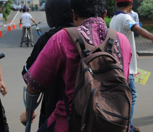 #IVD2015 One Day Doing Something Cool, Together We Care Mengantarkan mahasiswa ke fakultas dengan jasa ojek vespa