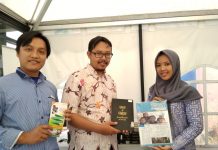 Mahasiswa S2 SPS Borong Kitab di Charity Store