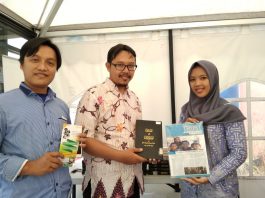 Mahasiswa S2 SPS Borong Kitab di Charity Store