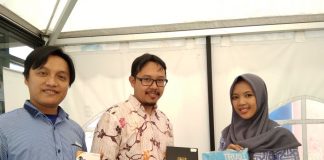 Mahasiswa S2 SPS Borong Kitab di Charity Store