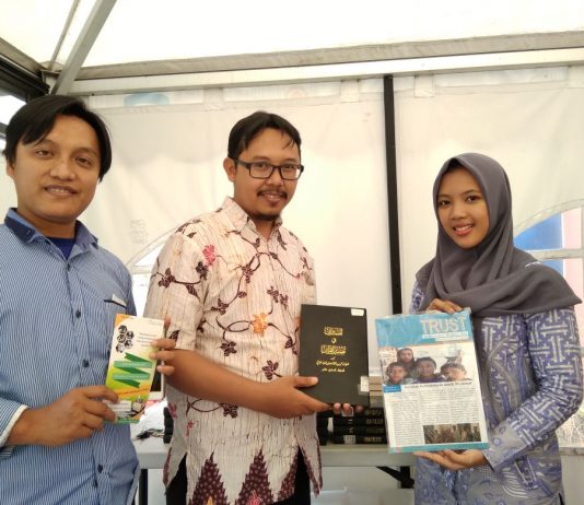 Mahasiswa S2 SPS Borong Kitab di Charity Store