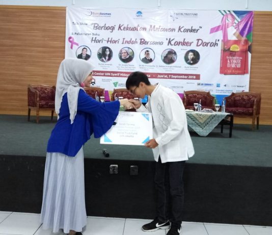 STF Salurkan Beasiswa Berprestasi Kepada Mahasiswa