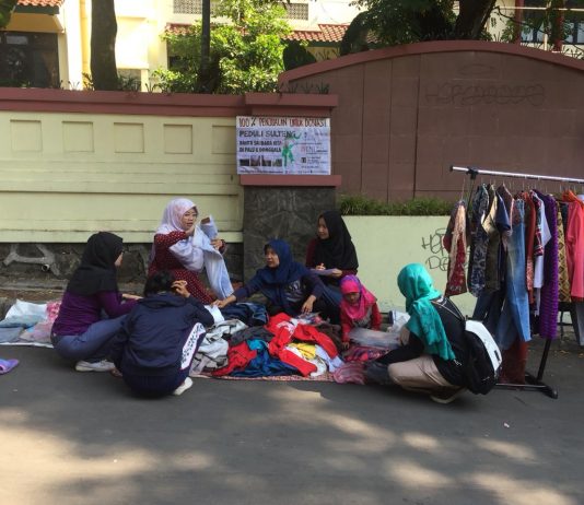 Volunteer STF Ramaikan Bazar Donasi di Kampus II UIN Jakarta