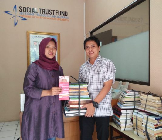 Serah Terima Donasi Buku untuk Charity Store