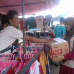 Volunteer STF UIN Jakarta Galang Dana Bantu Korban Selat Sunda Pedagang sedang memberikan donasinya ke dalam kotak donasi melalui volunteer yang sedang menggalang dana untuk korban bencana Tsunami Selat Sunda. Kegiatan Berlangsung di Pasar Pagi kampus II UIN Jakarta pada 30 Desember 2018.