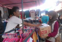 Volunteer STF UIN Jakarta Galang Dana Bantu Korban Selat Sunda Pedagang sedang memberikan donasinya ke dalam kotak donasi melalui volunteer yang sedang menggalang dana untuk korban bencana Tsunami Selat Sunda. Kegiatan Berlangsung di Pasar Pagi kampus II UIN Jakarta pada 30 Desember 2018.