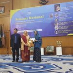 Hari Ibu: Prof. Amelia Fauzia, Ph.D Raih Penghargaan Dosen Pengabdi