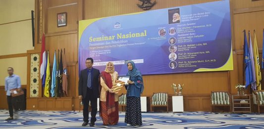 Hari Ibu: Prof. Amelia Fauzia, Ph.D Raih Penghargaan Dosen Pengabdi