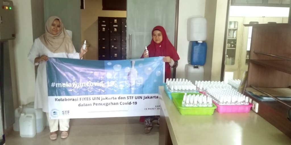 Serah terima handsanitizer dari FIKES UIN Jakarta