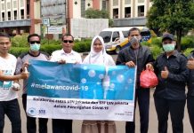 Antisipasi COVID-19, STF UIN Jakarta Bagikan Ratusan Hand Sanitizer STF serahkan puluhan botol handsanitizer kepada satpam UIN Jakarta yang telah berada di garda terdepan dalam mengamankan lingkungan kampus UIN.