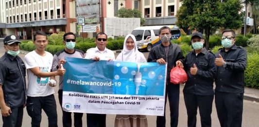 Antisipasi COVID-19, STF UIN Jakarta Bagikan Ratusan Hand Sanitizer STF serahkan puluhan botol handsanitizer kepada satpam UIN Jakarta yang telah berada di garda terdepan dalam mengamankan lingkungan kampus UIN.