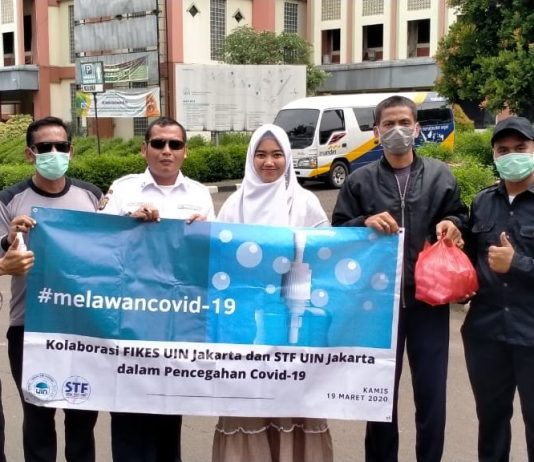 Antisipasi COVID-19, STF UIN Jakarta Bagikan Ratusan Hand Sanitizer STF serahkan puluhan botol handsanitizer kepada satpam UIN Jakarta yang telah berada di garda terdepan dalam mengamankan lingkungan kampus UIN.