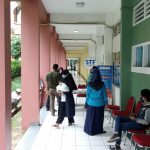 UIN Jakarta Kembali Gulirkan Bantuan Sembako Bagi Mahasiswa Terdampak Covid 19 Suasana pengambilan bantuan sembako di depan Kantor STF UIN Jakarta. Terlihat beberapa mahasiswa menunggu giliran. Rabu, 6 Mei 2020.