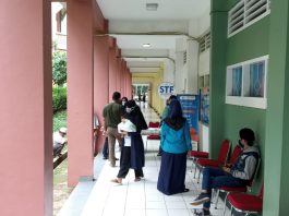 UIN Jakarta Kembali Gulirkan Bantuan Sembako Bagi Mahasiswa Terdampak Covid 19 Suasana pengambilan bantuan sembako di depan Kantor STF UIN Jakarta. Terlihat beberapa mahasiswa menunggu giliran. Rabu, 6 Mei 2020.