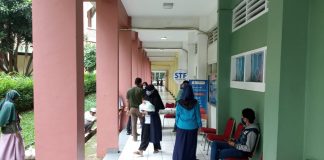 UIN Jakarta Kembali Gulirkan Bantuan Sembako Bagi Mahasiswa Terdampak Covid 19 Suasana pengambilan bantuan sembako di depan Kantor STF UIN Jakarta. Terlihat beberapa mahasiswa menunggu giliran. Rabu, 6 Mei 2020.