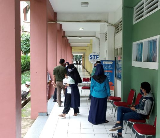UIN Jakarta Kembali Gulirkan Bantuan Sembako Bagi Mahasiswa Terdampak Covid 19 Suasana pengambilan bantuan sembako di depan Kantor STF UIN Jakarta. Terlihat beberapa mahasiswa menunggu giliran. Rabu, 6 Mei 2020.