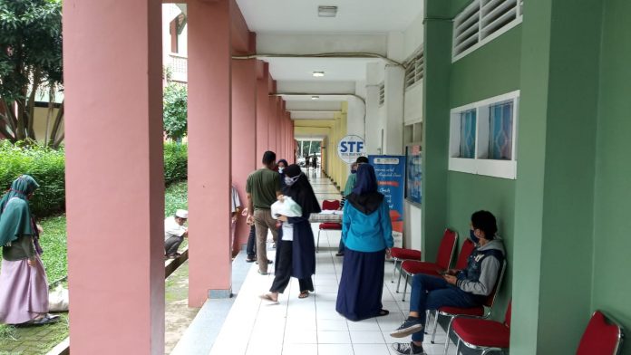 Suasana pengambilan bantuan sembako di depan Kantor STF UIN Jakarta. Terlihat beberapa mahasiswa menunggu giliran. Rabu, 6 Mei 2020.