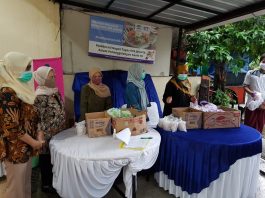 Rektor UIN Jakarta Bagikan Santapan Ifthar kepada Mahasiswa