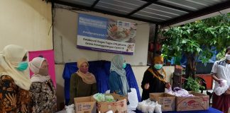 Rektor UIN Jakarta Bagikan Santapan Ifthar kepada Mahasiswa