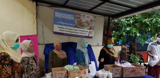 Rektor UIN Jakarta Bagikan Santapan Ifthar kepada Mahasiswa