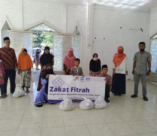 STF Salurkan Zakat Fitrah Kepada Masyarakat Ciputat dan Cidokom