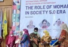 Prof Amelia Fauzia Raih Penghargaan Penggerak Filantropi UIN Jakarta