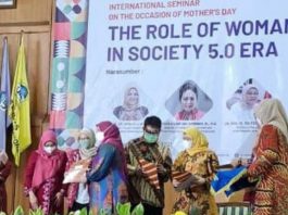 Prof Amelia Fauzia Raih Penghargaan Penggerak Filantropi UIN Jakarta