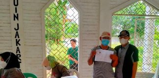 Warga Cidokom Vaksin di Rumah Wakaf Wirausaha Cercondeso