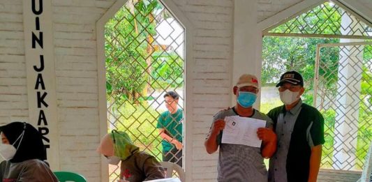 Warga Cidokom Vaksin di Rumah Wakaf Wirausaha Cercondeso