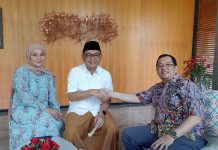 Dr. TB. H. Ace Hasan Syadzily, M.Si Kembali Salurkan Zakat Fitrah dan Zakat Maal melalui UPZ BAZNAS STF UIN Jakarta