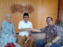 Dr. TB. H. Ace Hasan Syadzily, M.Si Kembali Salurkan Zakat Fitrah dan Zakat Maal melalui UPZ BAZNAS STF UIN Jakarta