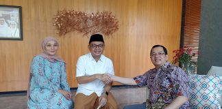 Dr. TB. H. Ace Hasan Syadzily, M.Si Kembali Salurkan Zakat Fitrah dan Zakat Maal melalui UPZ BAZNAS STF UIN Jakarta
