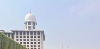 Eksplorasi Bangunan Religi: Volunteer Internasional Caukin Studio Jelajahi Istiqlal dan Katedral