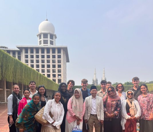 Eksplorasi Bangunan Religi: Volunteer Internasional Caukin Studio Jelajahi Istiqlal dan Katedral