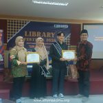STF Anugerahi Beasiswa kepada Dua Mahasiswa Duta Perpustakaan UIN Jakarta