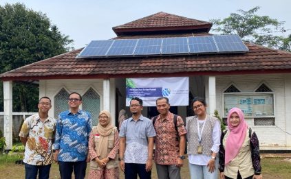 Wujudkan Desa Hijau Melalui Pemasangan Solar Panel STF UIN Jakarta Gandeng Tokio Marine
